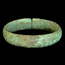 Grand bracelet ouvert en bronze